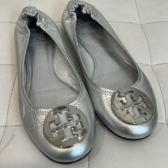 Tory Burch Silver Logo Ballet Flat size 8 - Picture 1 of 3
